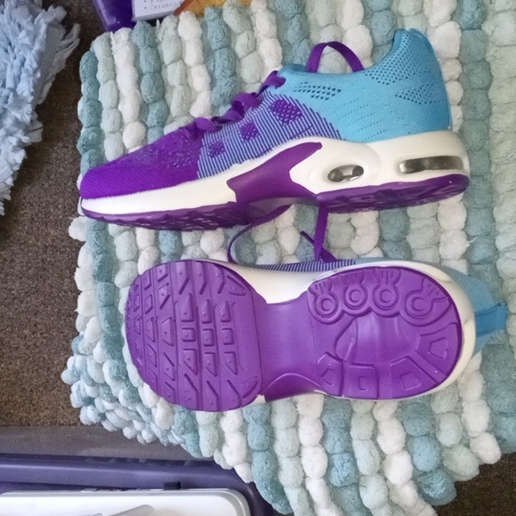 New size 8 all purpose shoes - Picture 3 of 5